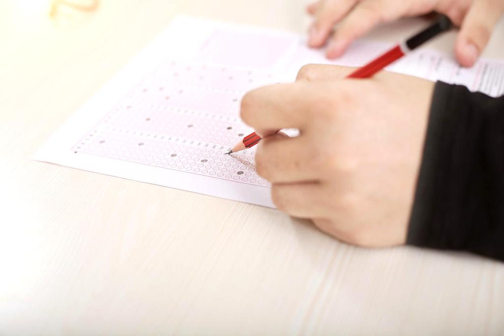 Ilustracja pytań i odpowiedzi – prawnicy pomagający klientom