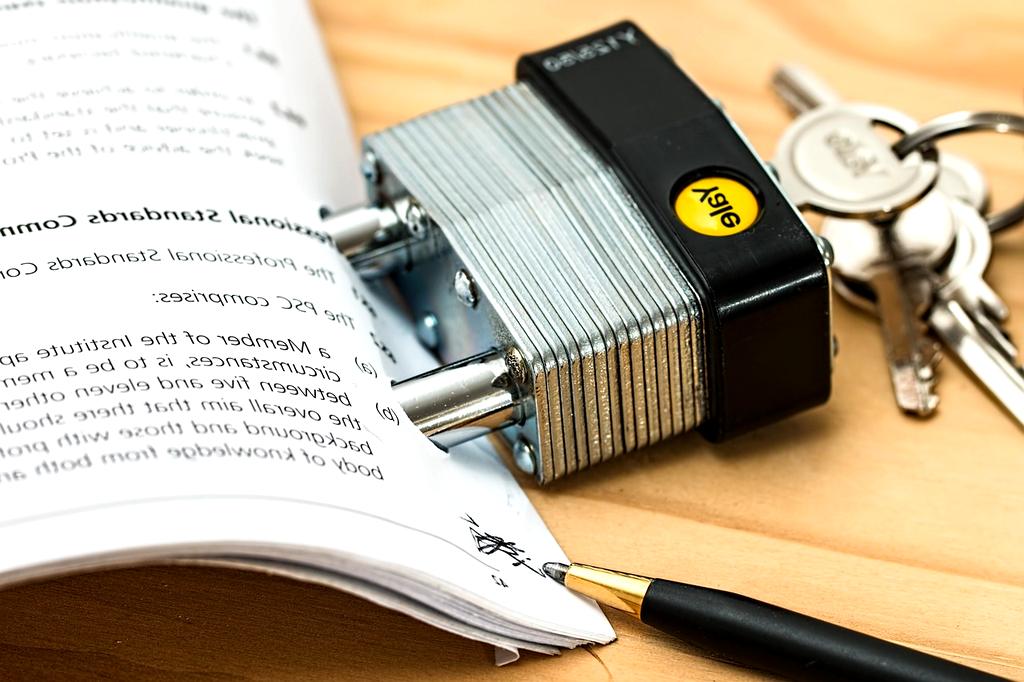 Profesjonalna konsultacja prawna - prawnik z dokumentami w nowoczesnym biurze