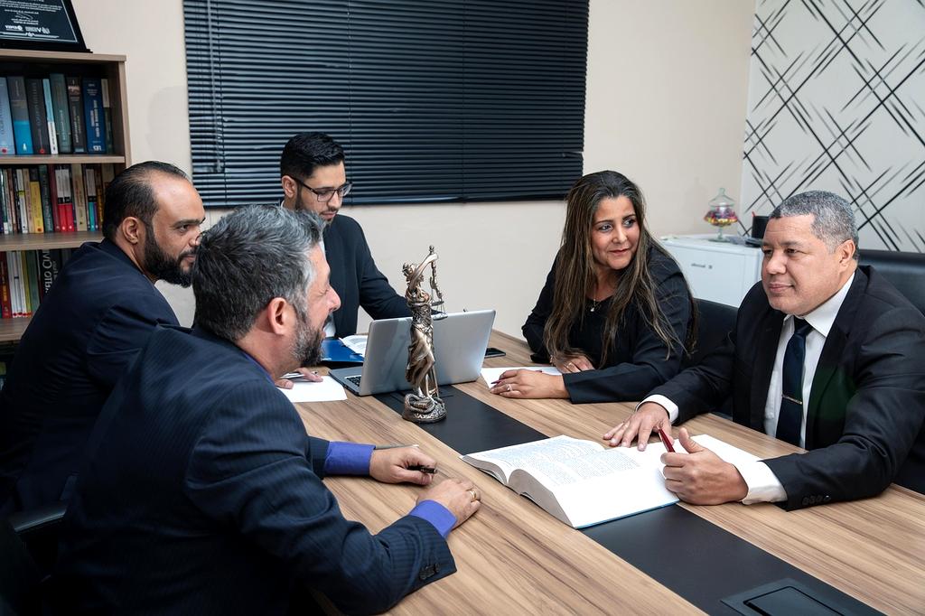 Prawnik udzielający konsultacji klientowi