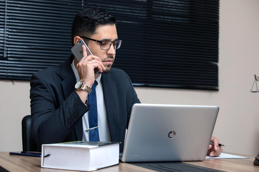 Zespół prawników podczas konsultacji strategicznej w sprawie granicznej